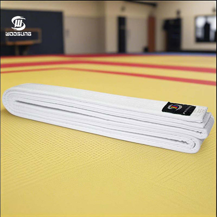 Ceinture blanche de karaté